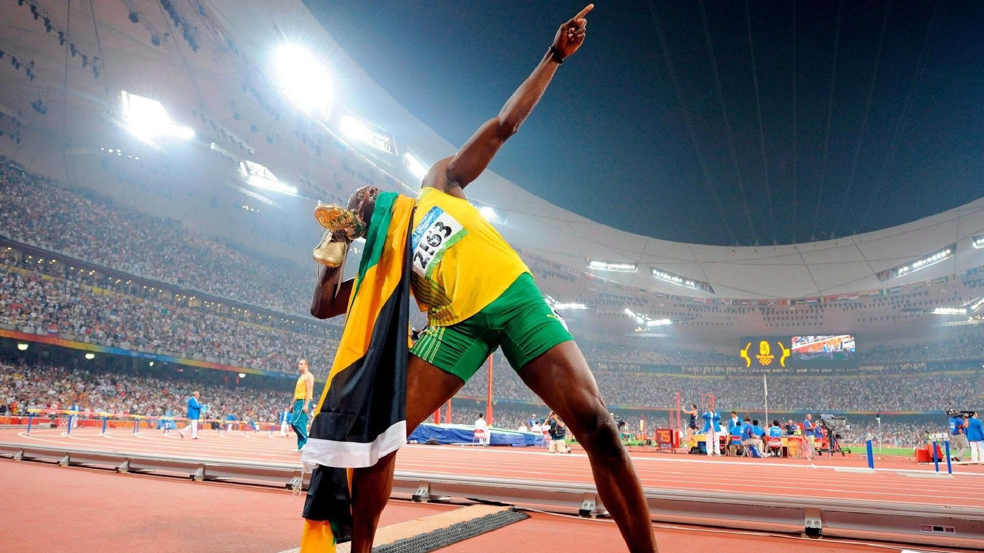 比赛结束后球员自发感谢远征球迷现场气氛感人至深，比赛后的致谢语